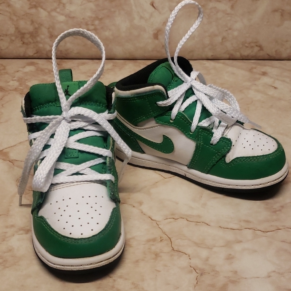 Nike Air Jordan Kids Green and White Vintage Stylr  Sneakers 8C